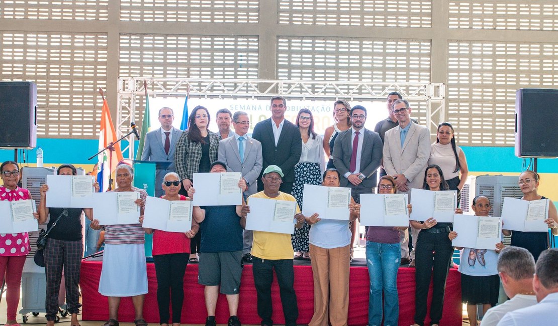 Prefeitura de Maragogi entrega quase 100 títulos de propriedade a famílias do município