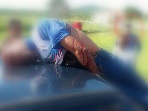 Motociclista vai parar no para-brisa de veículo após ser atingido 