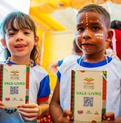 Prefeitura de Maceió distribui mais de 15 mil vales-livros durante a Bienal