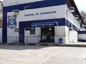 Homem provoca batida ao dirigir bêbado e é levado à delegacia