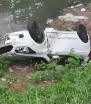 [Vídeo] Carro capota e cai de ribanceira na Avenida Leste/Oeste, em Maceió