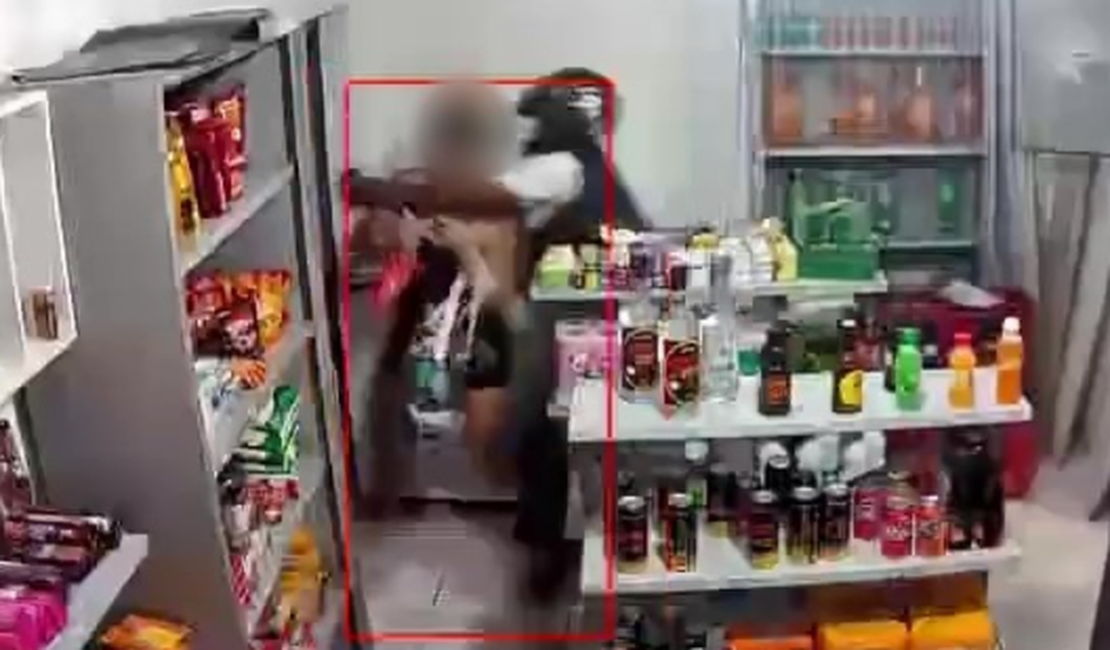 [Vídeo] Assaltante invade mercearia e rouba celular de mulher, em Maceió