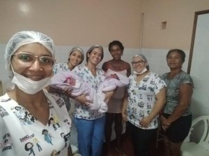 Mãe de seis filhos descobre gêmeas ao dar luz em hospital de Arapiraca