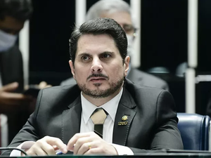 Senador Marcos do Val anuncia renúncia e afirma que Bolsonaro tentou convencê-lo a dar golpe