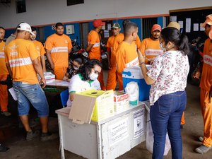 Saúde de Palmeira realiza ação de atualização vacinal para garis do município