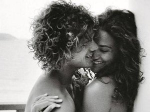 Débora Nascimento aparece nua com José Loreto 