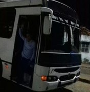 Ônibus escolar é alvo de criminosos em São Miguel dos Campos