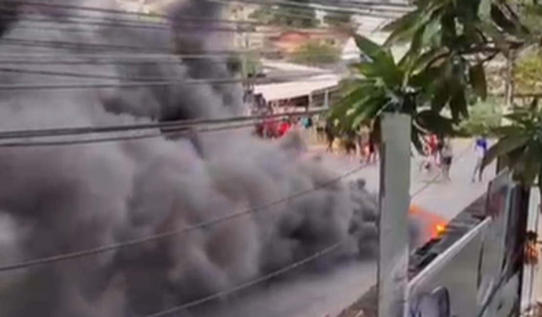 Protesto na Ladeira Geraldo Melo paralisa o trânsito em Maceió nesta segunda-feira (19)