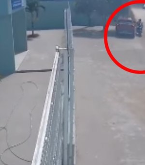 Vídeo mostra médica saindo do carro e atirando contra ex-marido em Arapiraca