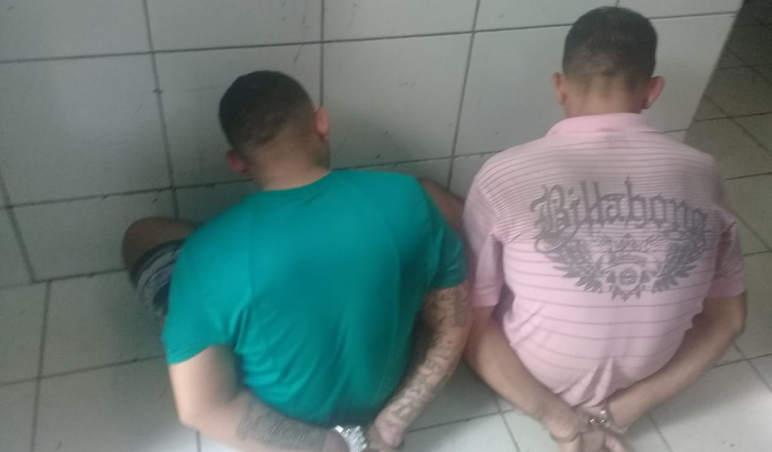 Polícia prende dupla com drogas e armas no Tabuleiro do Martins