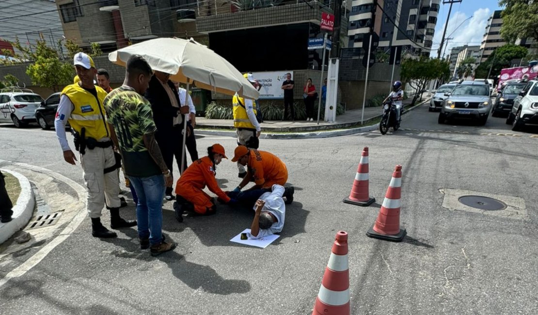 Colisão entre moto e carro deixa uma pessoa ferida, na Durval Guimarães