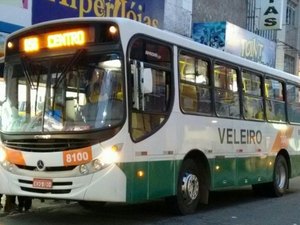 Trio assalta ônibus e leva pertences de passageiros, mas é capturado em seguida