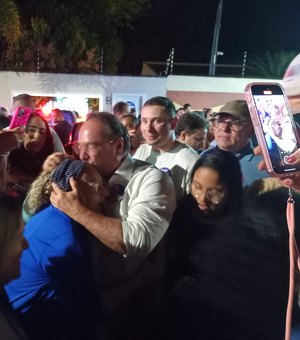 [Vídeo] Eleitores e correligionários festejam vitória de Luciano Barbosa (MDB) em frente à casa do prefeito