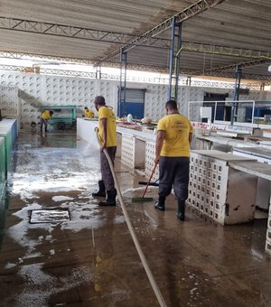 Mercado do Benedito Bentes passa por higienização e segue com ordenamento de barracas