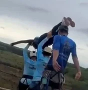 Mulher morre ao ser lançada sem cordas em salto de rope jump