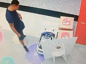 Homem usa controle universal para furtar carro de brinquedo dentro de shopping