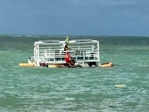Catamarã afunda próximo à cadeira gigante na Praia de Ponta Verde