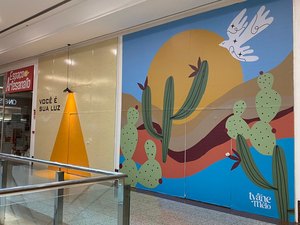 Arapiraca Shopping inaugura painéis visuais assinados por artista local