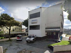 Criança de nove anos é baleada no rosto por colega