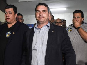 PT pede à PGR que investigue Flávio e Michelle Bolsonaro