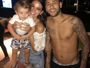 Bruna Marquezine e Neymar posam com bebê e fãs pedem: 'Providenciem um'