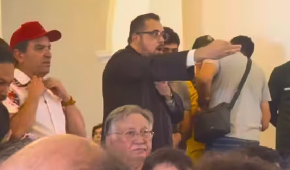 'Igreja não é lugar para politicagem': padre repreende fiéis em missa com presença de políticos no Ceará