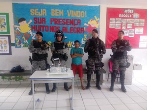Menino ganha visita surpresa de policiais da Radiopatrulha