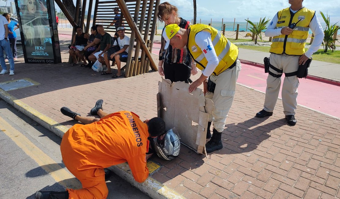 Agentes de proximidade prestam assistência à vítima de colisão na Jatiúca