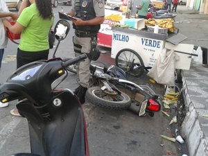 Vendedor ambulante sofre queimaduras com óleo após ser atingido por motocicleta