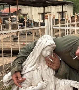 Soldado de Israel faz foto com cigarro na boca de Virgem Maria