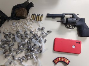 Mulher é presa em Murici tentando esconder drogas em terreno baldio