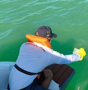 Marinha instala barreira de contenção após naufrágio de embarcação em Japaratinga