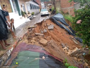 Maragogi: barreira desliza e destrói parte de rua no conjunto Adélia Lira