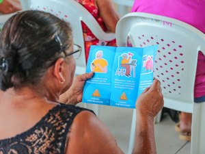 Arapiraca promove ação para orientar idosos sobre golpes cibernéticos