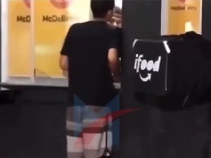 Entregador por aplicativo ameaça funcionários de lanchonete com arma branca