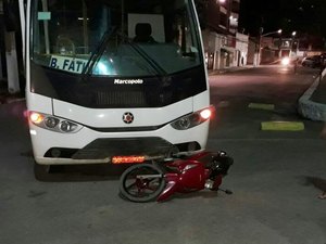 Motorista de ônibus provoca acidente ao fazer retorno em local proibido