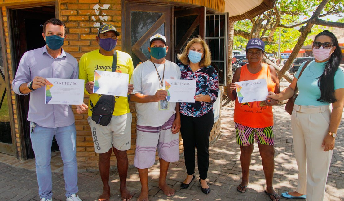 Secretaria de Turismo entrega 150 certificados de capacitação a jangadeiros