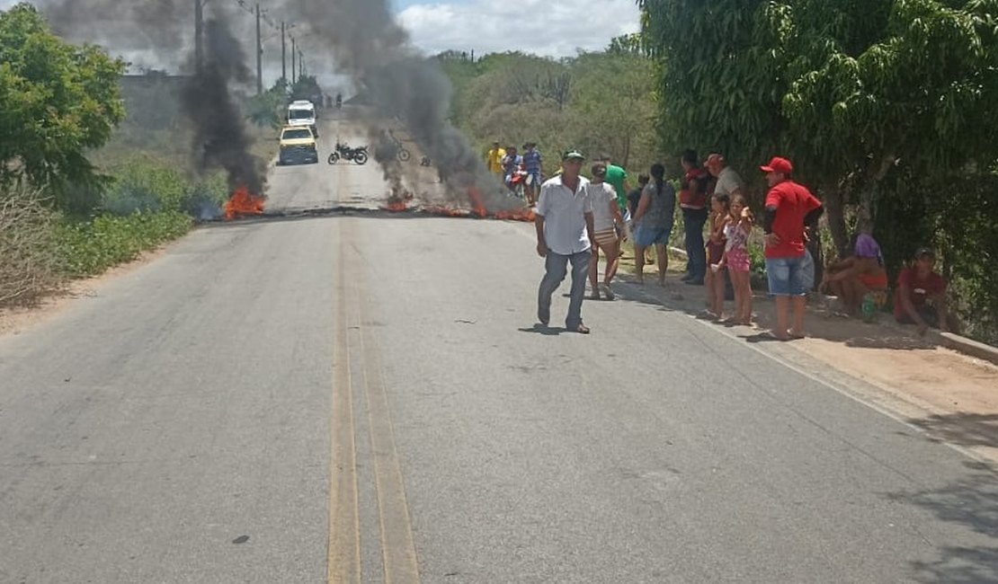 Sem água em casa, moradores de Poço das Trincheiras protestam e interditam o trânsito