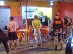 Polícias e órgãos de controle fecham bares em Maceió para prevenir crimes