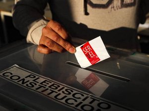Chile inicia votação em plebiscito inédito sobre nova Constituição