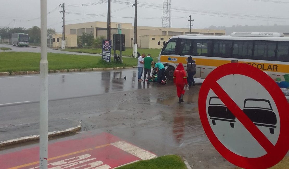 Mototaxista fica ferido após colisão com ônibus escolar na BR-104, em Murici