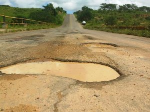  [Vídeo] Buracos comprometem acesso à barragem da Vila Bananeiras