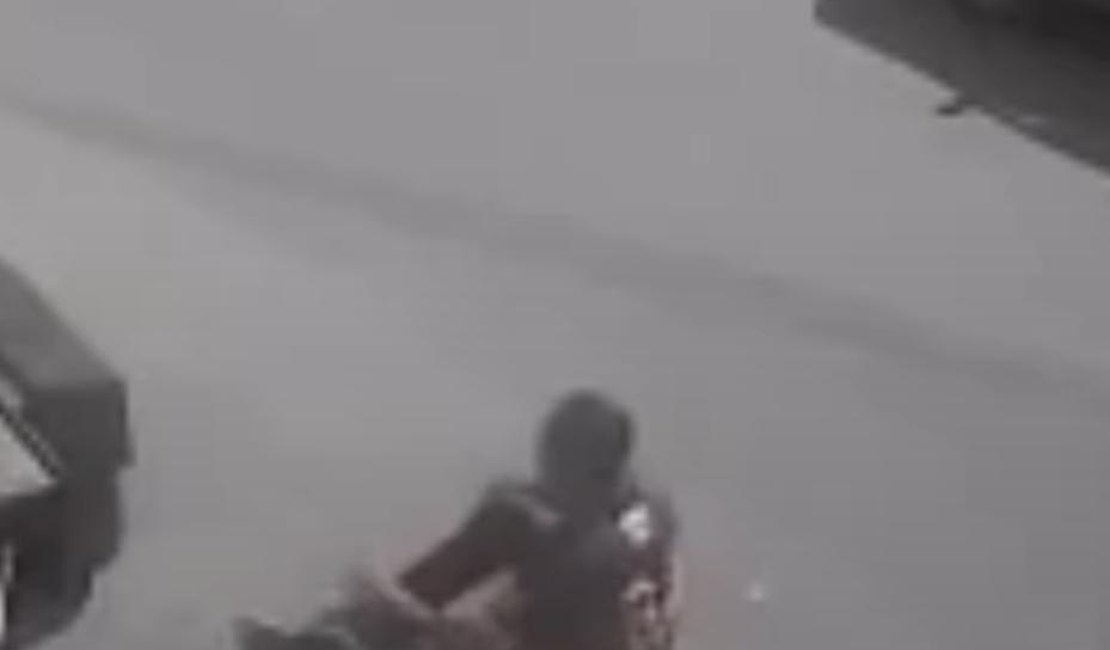 [Vídeo] Homem é arremassado para fora de seu veículo no Santos Dumont
