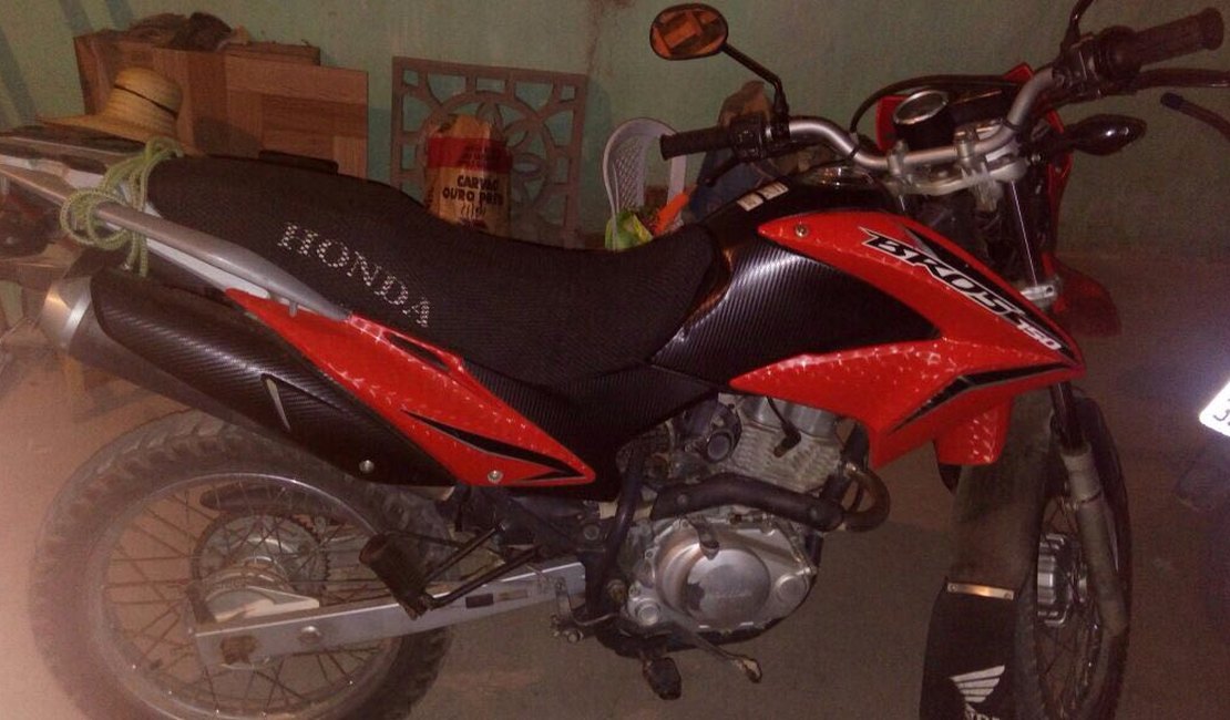 Operação conjunta recupera moto roubada em Limoeiro
