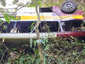 Retirada de ônibus que caiu na Serra da Barriga deve ser feita com guindastes