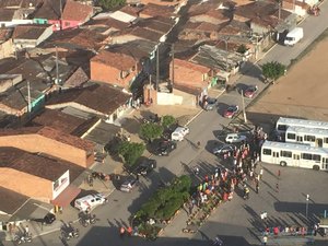 Homem é morto em frente a residência e autor do crime troca tiros com a polícia