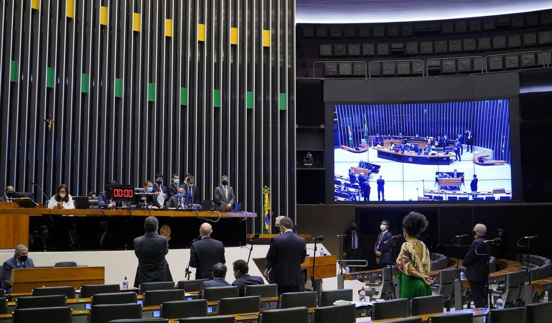 Câmara aprova MP com piso permanente de R$ 400 para Auxílio Brasil