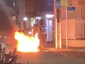 Motocicleta fica destruída após pegar fogo, em Arapiraca