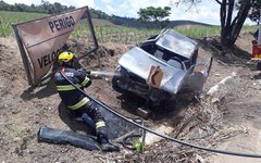 Após o resgate das vítimas, bombeiros resfriaram carro para evitar incêndio