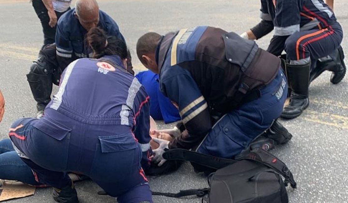 [Vídeo] Colisão entre moto e caminhão deixa feridos em Fernão Velho